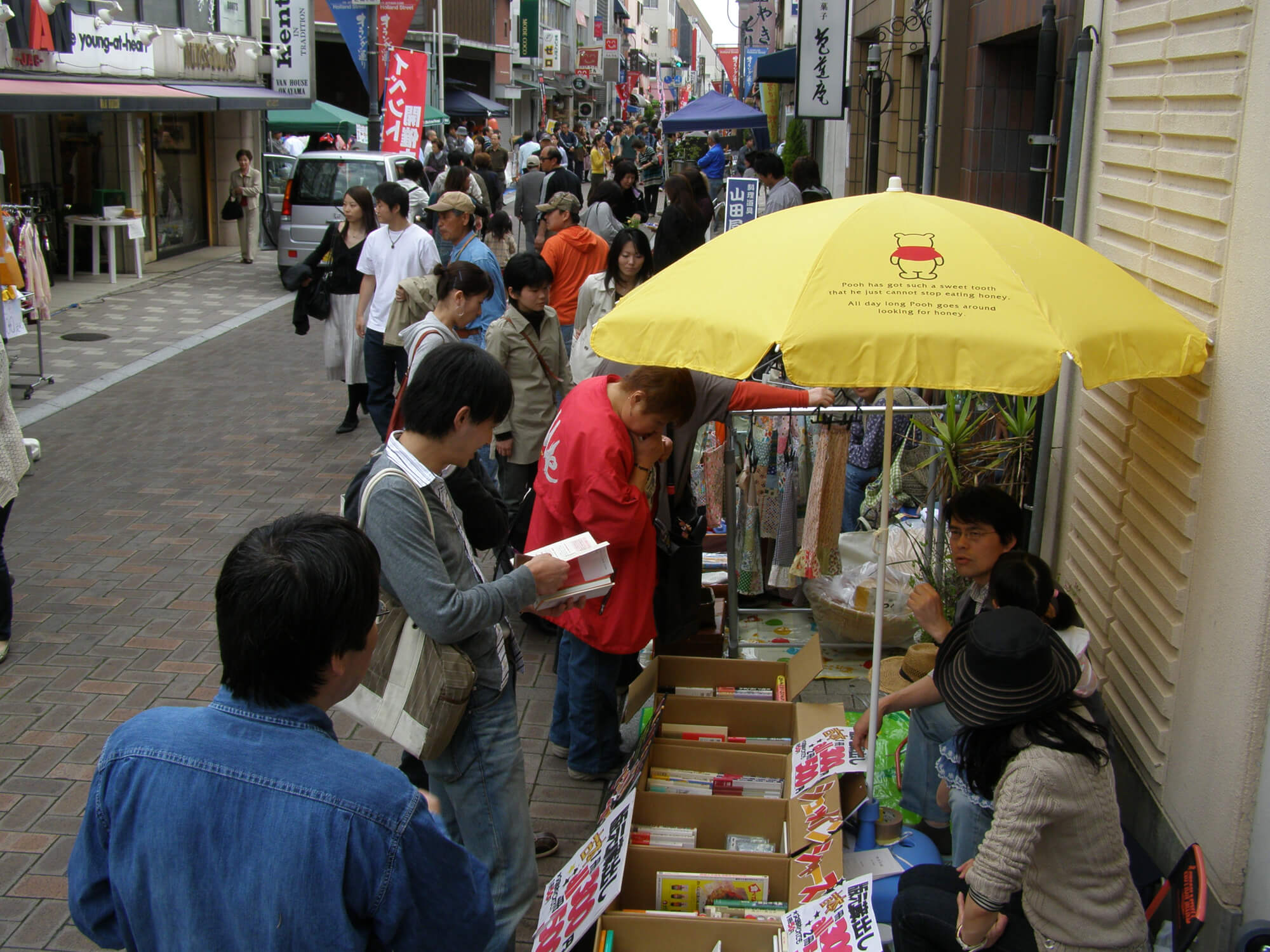 オランダ通り祭フリーマーケット。多くの人で賑わっていた。