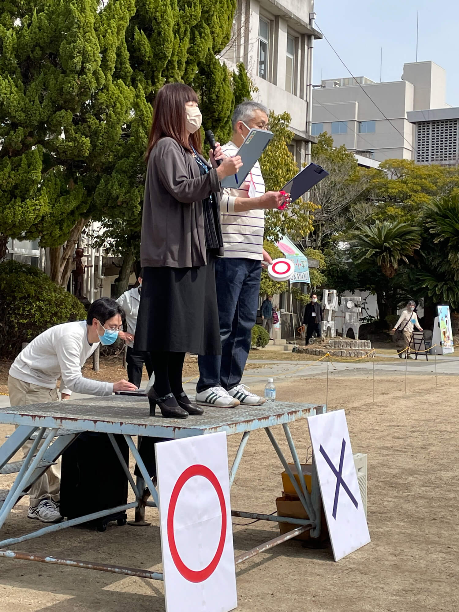 3月12日、おかやま文芸小学校校庭でおかやま文学○✕クイズ。